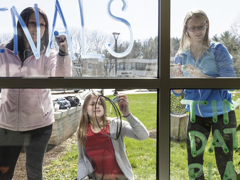 学生们在图恩图书馆的窗户上写留言